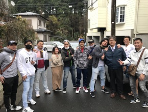 3年半、生活したアパートの前で、帰国する実習生と社員と3期生・4期生でパチリ！（撮影時のみマスクを外しています）