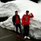 高く積もった雪をバックに